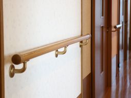 廊下の手すりと扉