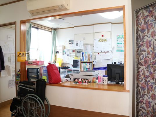 フロントデスクと車椅子