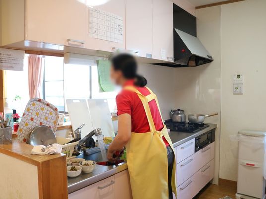 料理の準備をする人