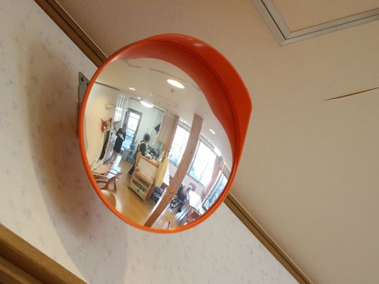 曲面鏡に映る廊下の様子