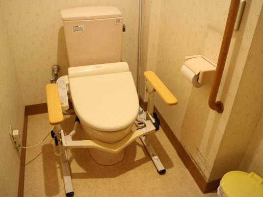 手すり付きバリアフリートイレ