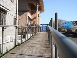 外に続く施設の廊下