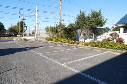 明るい駐車場の風景