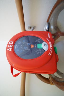 赤いAEDのクローズアップ