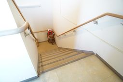 安全な手すり付き階段