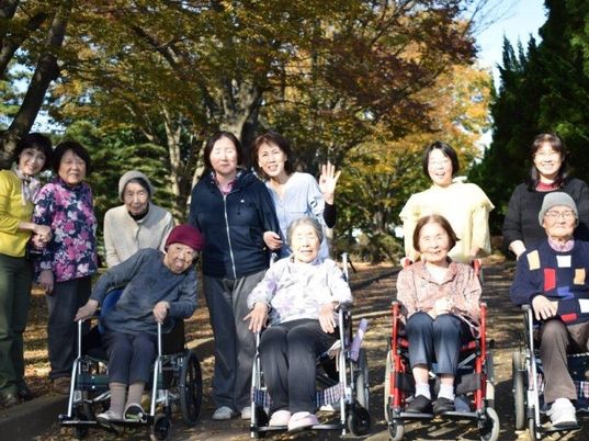 笑顔の集い中庭で