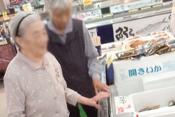 売り場で選ぶ人々