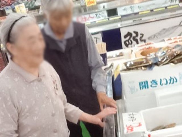 売り場で選ぶ人々 スタッフイメージ 親しみやすい雰囲気で、入居者とスタッフが一緒に活動しています。温かいコミュニケーションが魅力です。