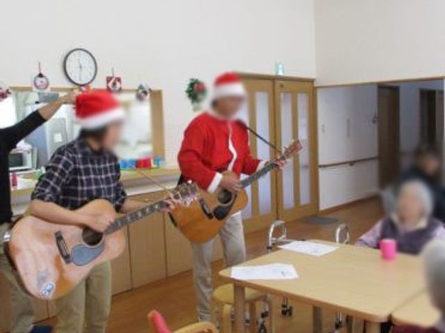 温かみのある集いの場 ラウンジ 自然光が差し込む温かい空間では、和やかな集いが行われています。参加者の笑顔があふれています。