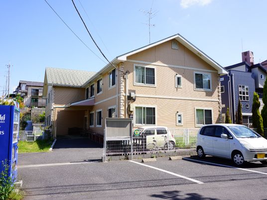明るい日差しの外観