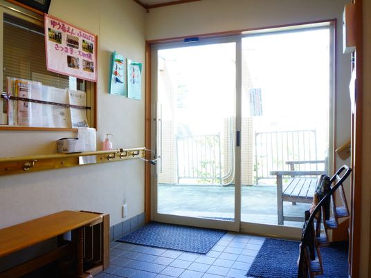 玄関の出入り口と掲示物