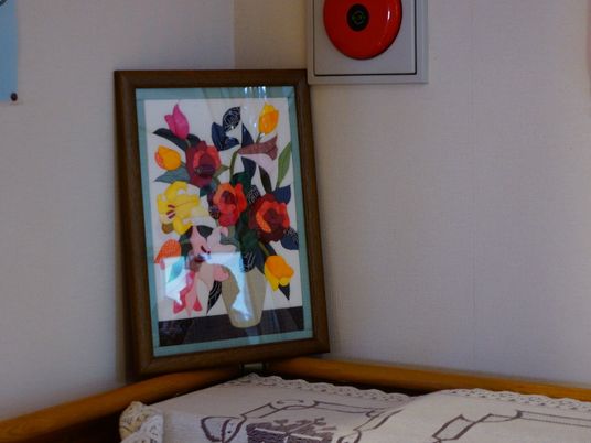 花の絵が飾られた居室