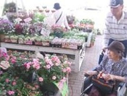 花に囲まれた笑顔の利用者