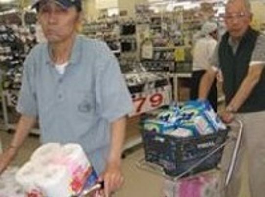 買い物をする二人の高齢者