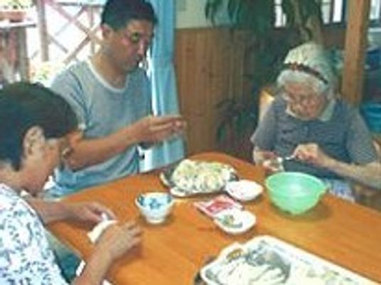 手作業を行う人々の様子