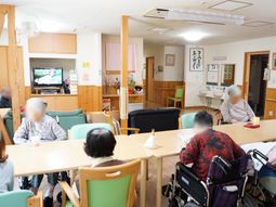 共有スペースでくつろぐ様子