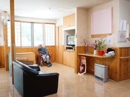 車椅子の利用者とリビング