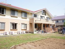 温かみのある外観の建物