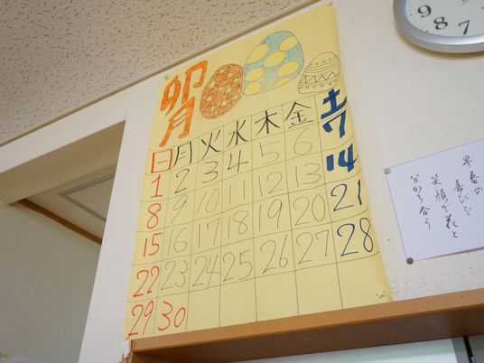 カレンダーが掲示された壁