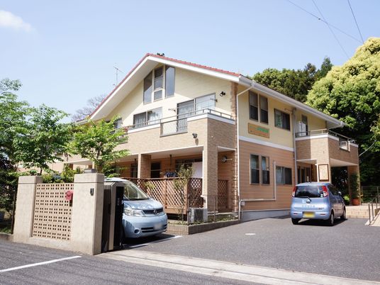 明るい外観の建物