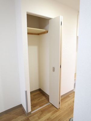 シンプルな洋室のクローゼット