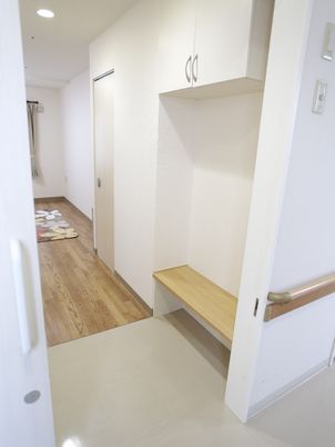 明るい廊下のベンチ