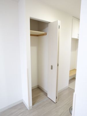 シンプルな居室のクローゼット