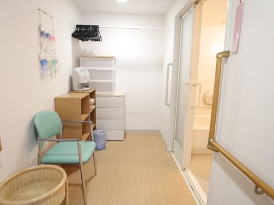 明るい居室の一角