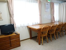木製テーブルと椅子がある部屋