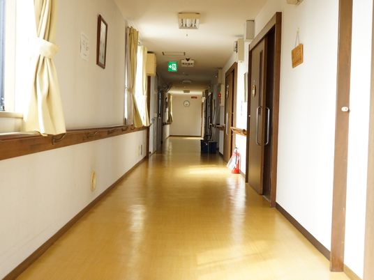 広々とした明るい廊下