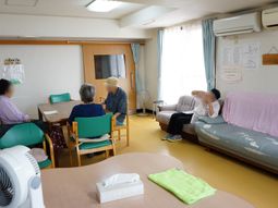 居室でくつろぐ人々