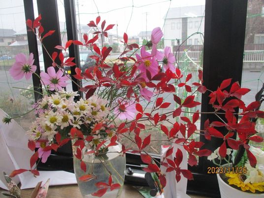 花を飾った窓辺  