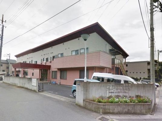 広々とした施設の外観