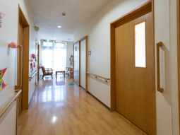 日差しが差し込む廊下