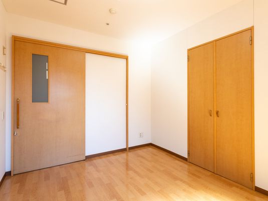 居室の木製ドアと床