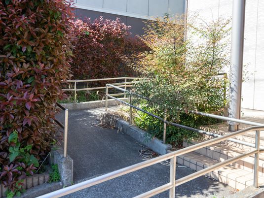 手すりのある通路