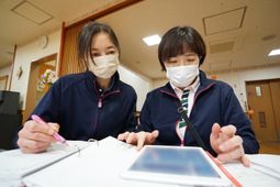 スタッフが業務を行う様子