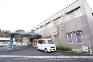 玄関前と送迎車