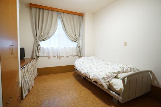 シンプルな個室のベッド