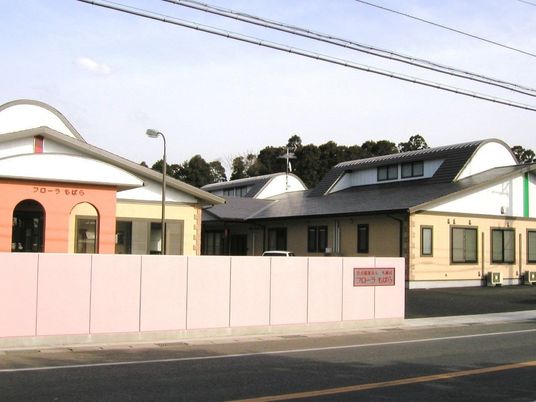 明るい外観の施設入口  