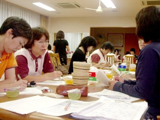 利用者が手工芸に取り組む姿