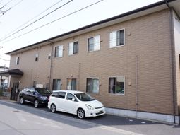 茶色の外壁の建物外観