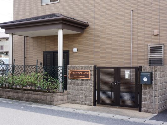 茶色の建物のエントランス