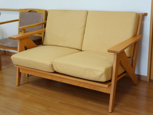 温かみのある木製ソファ