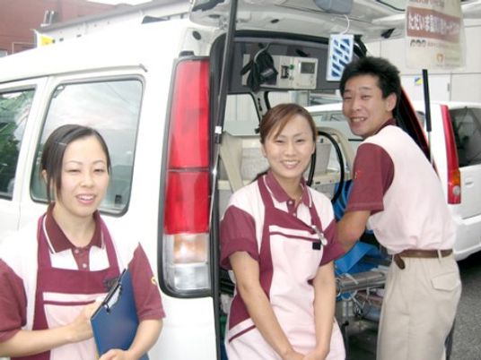 笑顔のスタッフ達と福祉車両