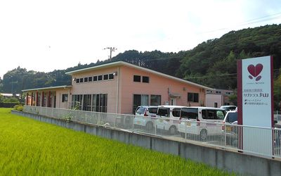 緑に囲まれた建物外観