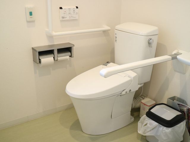 バリアフリーのトイレ設備 共用トイレ 安全かつ快適に利用できる工夫がされたトイレです。手すりや広い空間で、どなたでも安心してご使用いただけます。