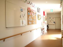 廊下の明るい状況