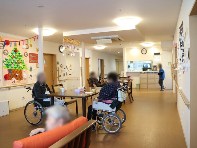 ダイニングルームの利用風景 食堂 後方に設けられたキッチン併設のダイニングルームで、利用者がくつろぎの時間を過ごしています。落ち着いた雰囲気で交流が生まれる場所です。