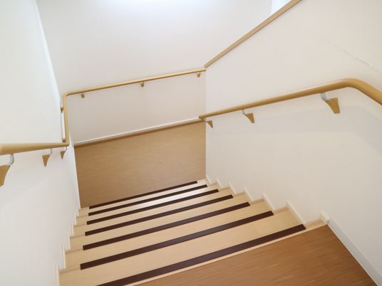 手すり付きの明るい階段